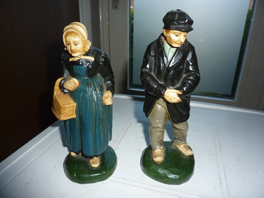 2 oude gipsen beelden oud echtpaar, Ophalen of Verzenden, Gebruikt, Mens