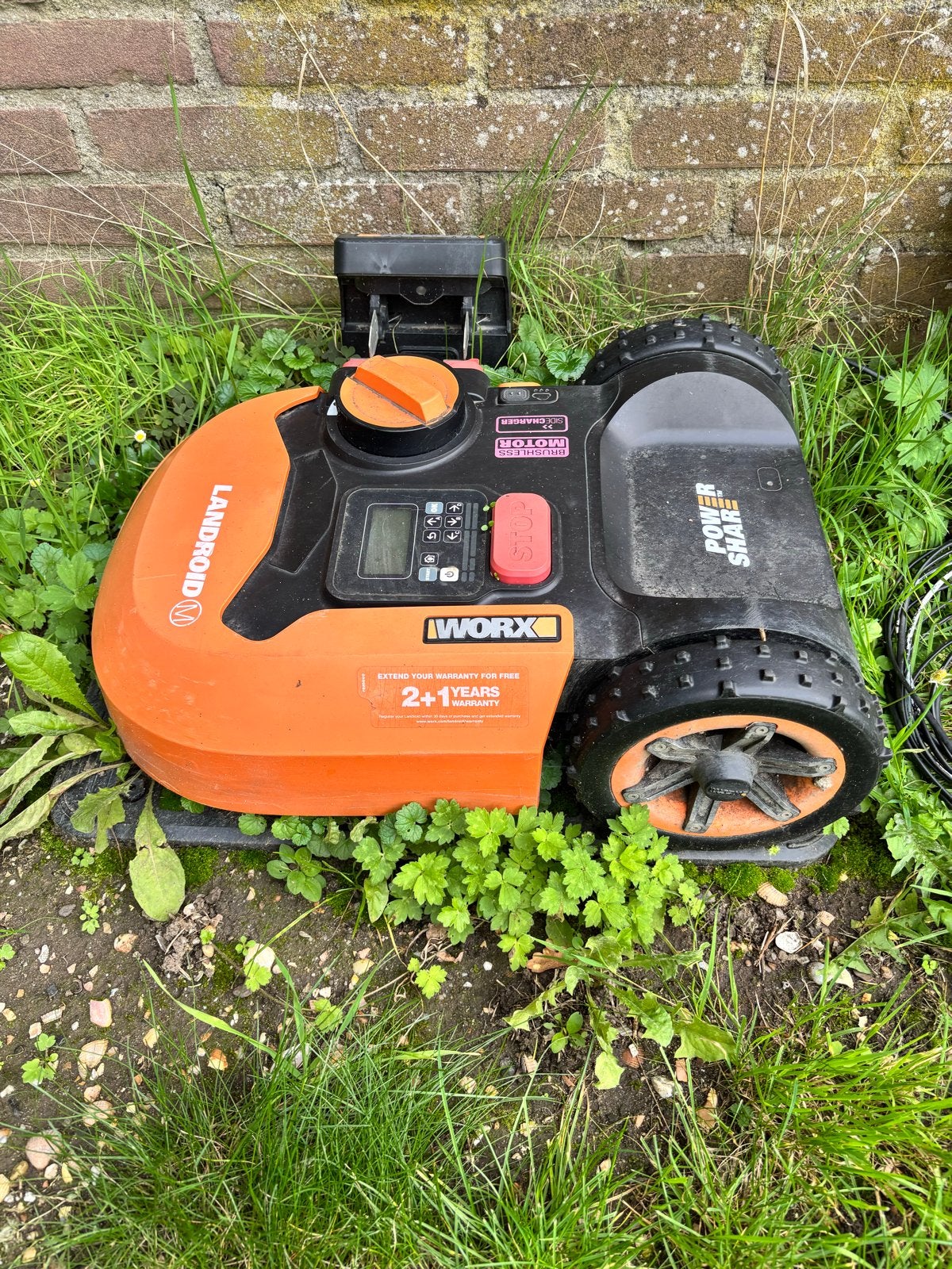 Worx Landroid robotmaaier met basisstation en 2 accu's, Tuin en Terras, Ophalen, Gebruikt, 20 tot 25 cm, Met regensensor