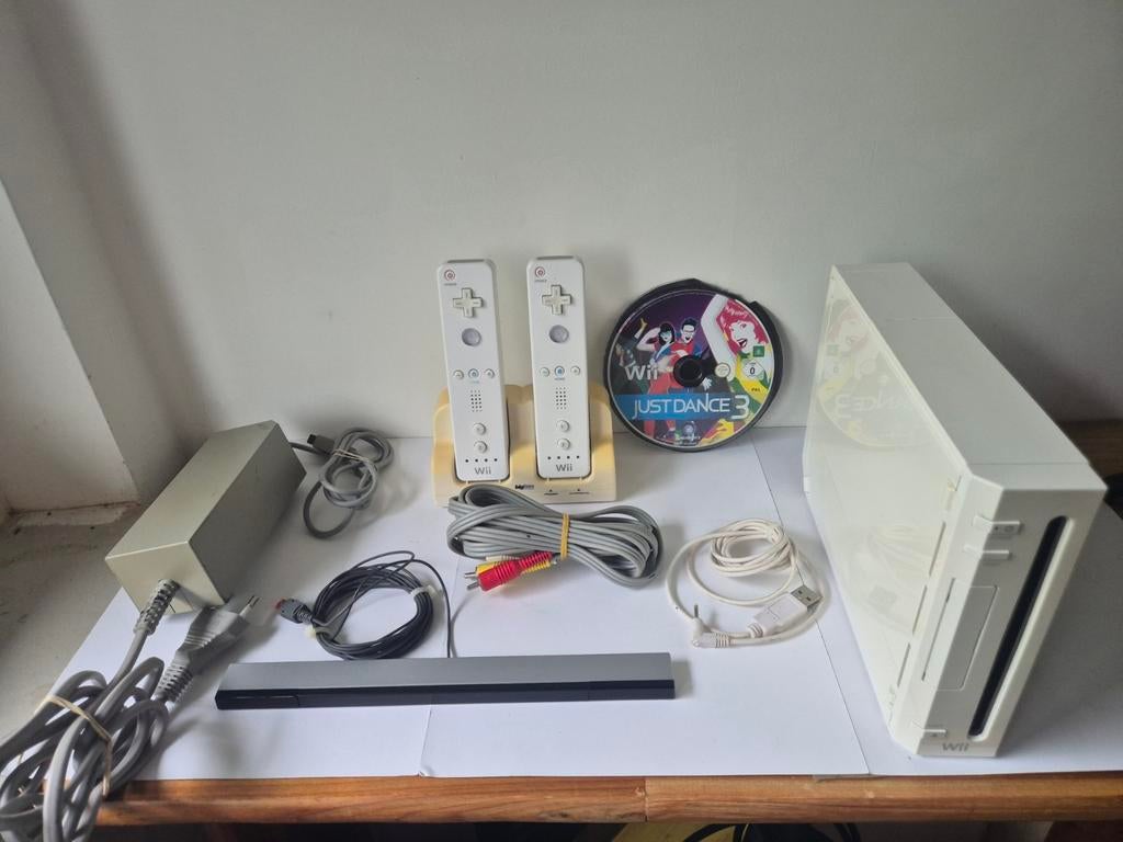 Wii Console +  2 Wiimotes + Kabels en Sensor + Just Dance 3, Ophalen of Verzenden, Gebruikt, Met 2 controllers, Met games