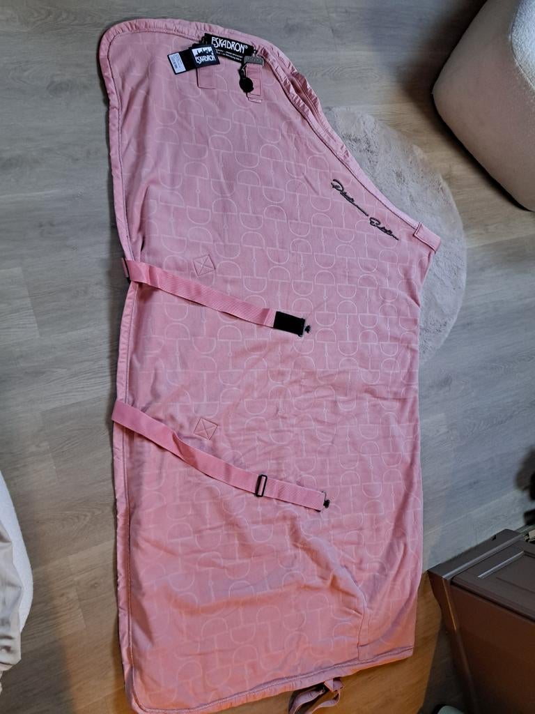 Roze zweet deken eskadron, Ophalen, Nieuw