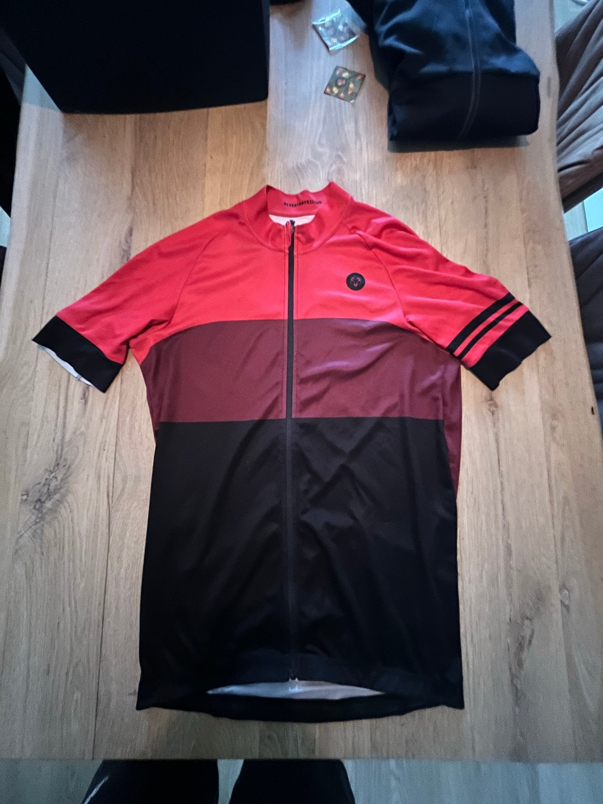 AGU Wielrenshirt Maat S - Rood/Zwart, Ophalen of Verzenden, Zo goed als nieuw, Helm