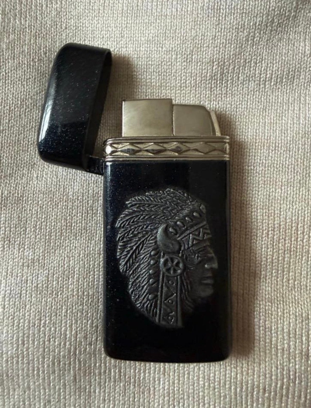 Vintage dora Aansteker met Indiaan Hoofd Reliëf - Zwart, Verzamelen, Ophalen of Verzenden, Gebruikt, Aansteker