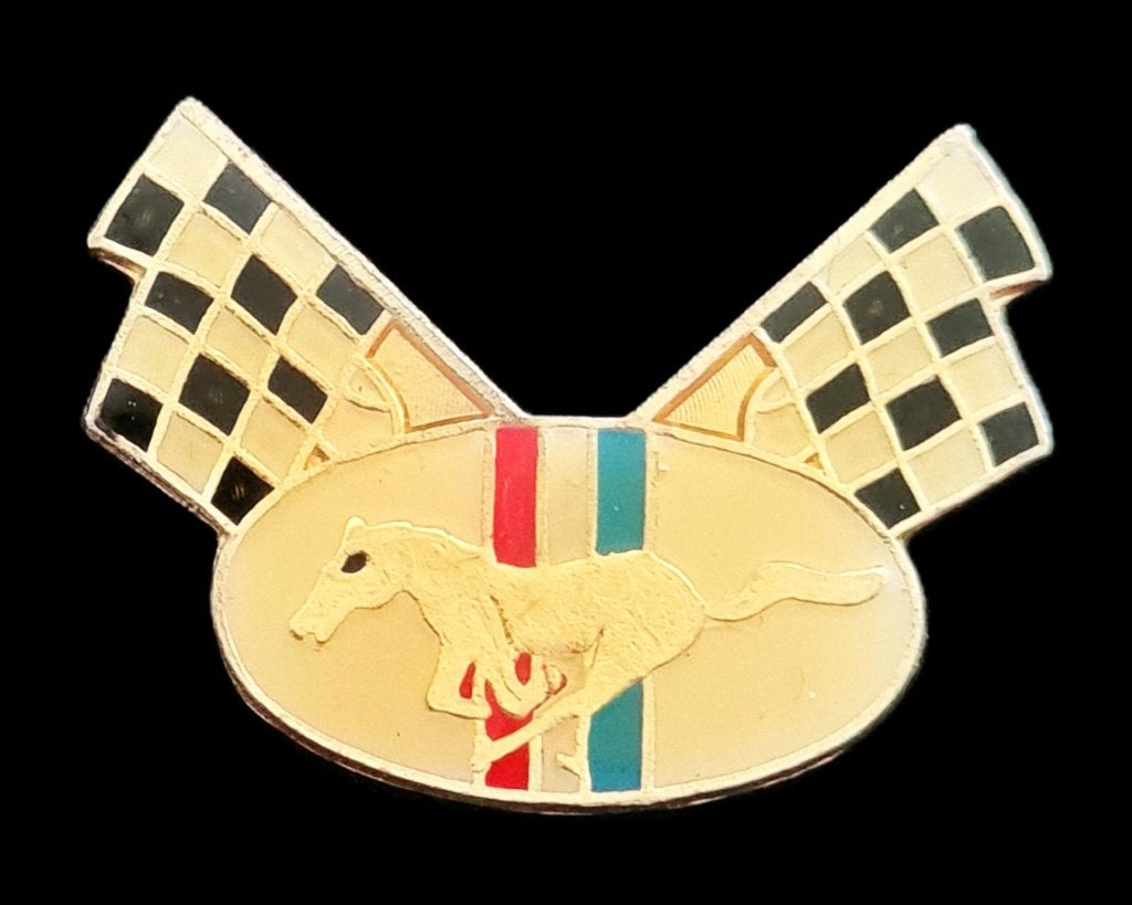 Ford Mustang race pin, Verzenden, Nieuw, Transport, Speldje of Pin