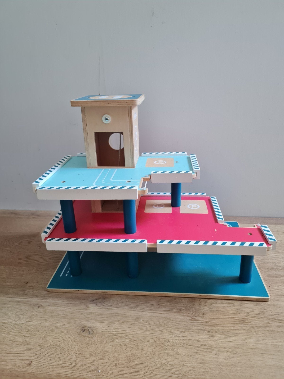 Houten Hema garage met liftje, speelgoed, Kinderen en Baby's, Speelgoed | Houten speelgoed, Ophalen of Verzenden, Gebruikt