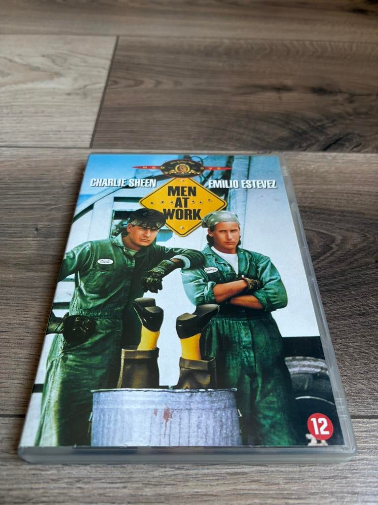 Men at Work met Charlie Sheen en Emilio Estevez, Alle leeftijden, Ophalen of Verzenden, Zo goed als nieuw, Romantische komedie