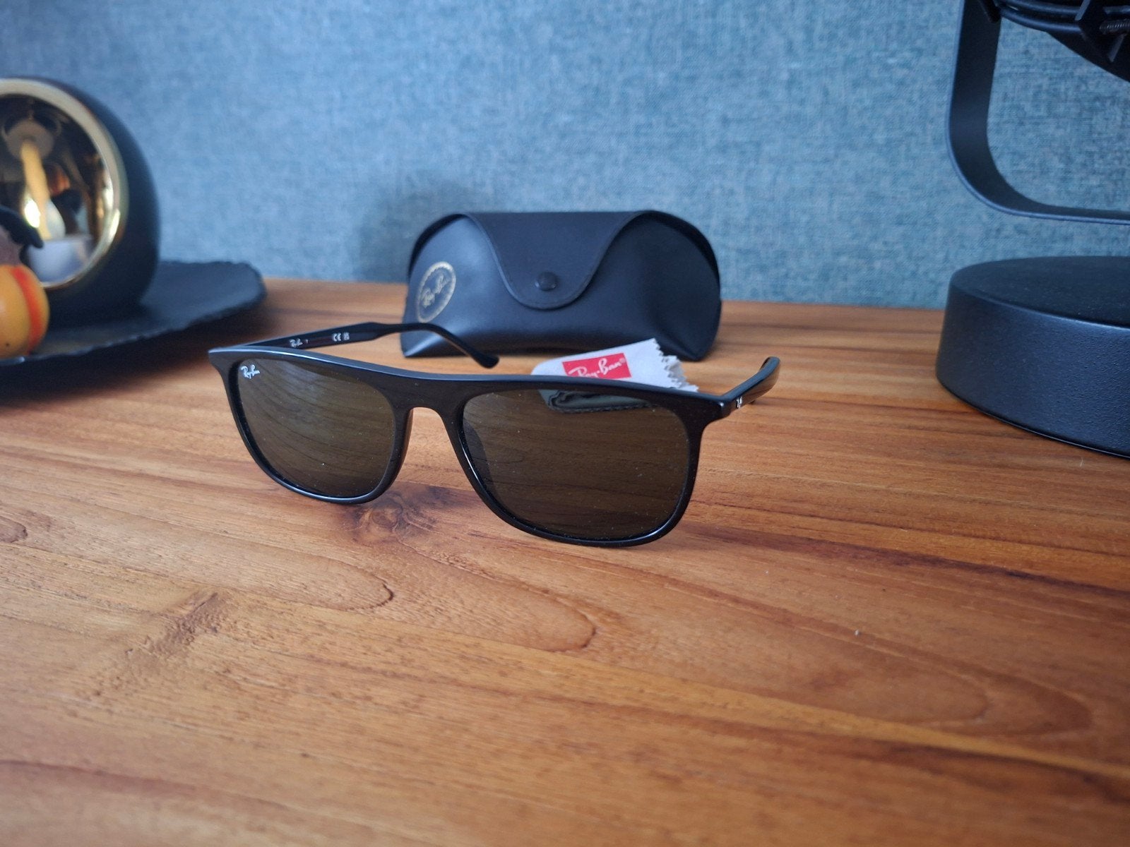 echte Ray ban zonnebril met hoes, Zonnebril, Zwart, Ophalen of Verzenden, Zo goed als nieuw
