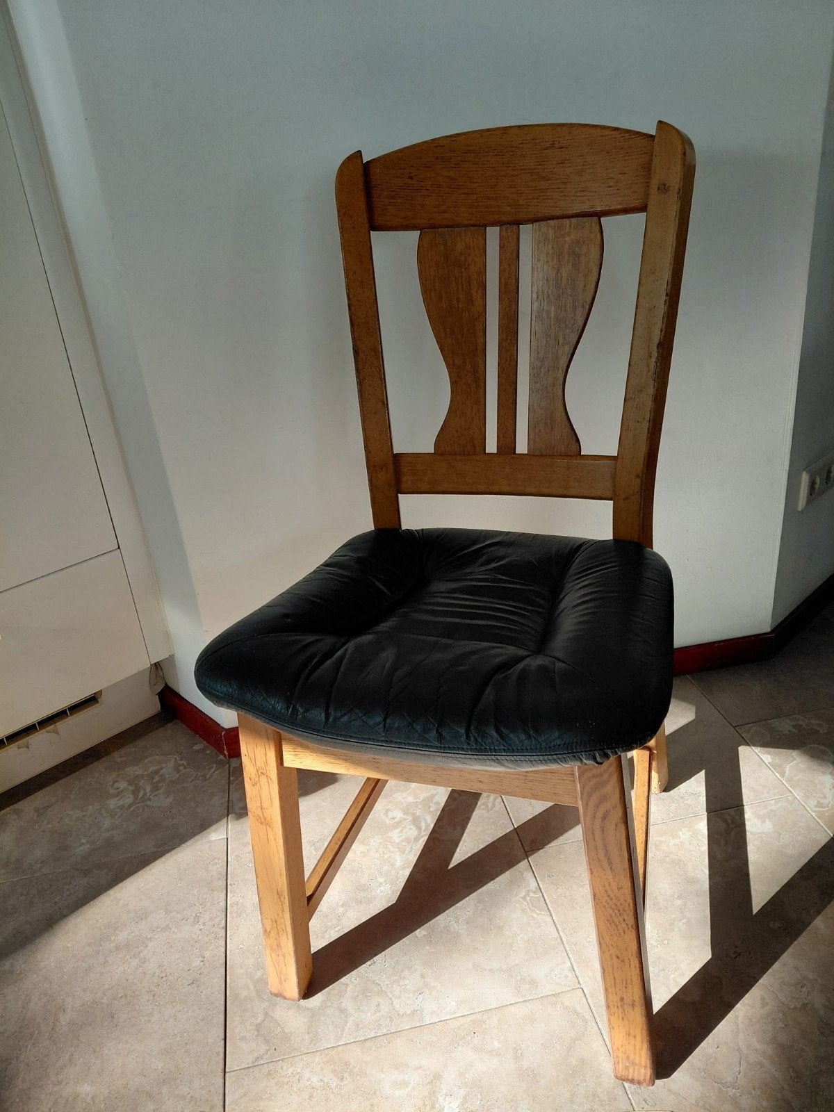 6 Houten stoelen met zwart kunstleren kussen, Ophalen