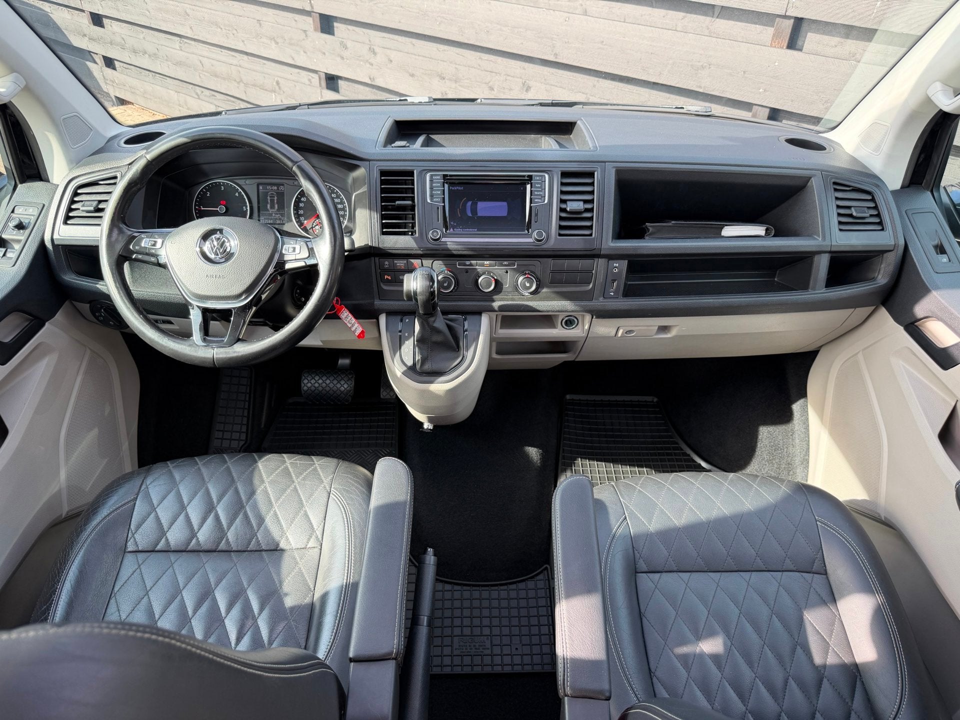 Volkswagen Transporter 2.0 TDI L2H1 DC Highline Schuifdak I, Gebruikt, 4 cilinders, Zwart, Bedrijf