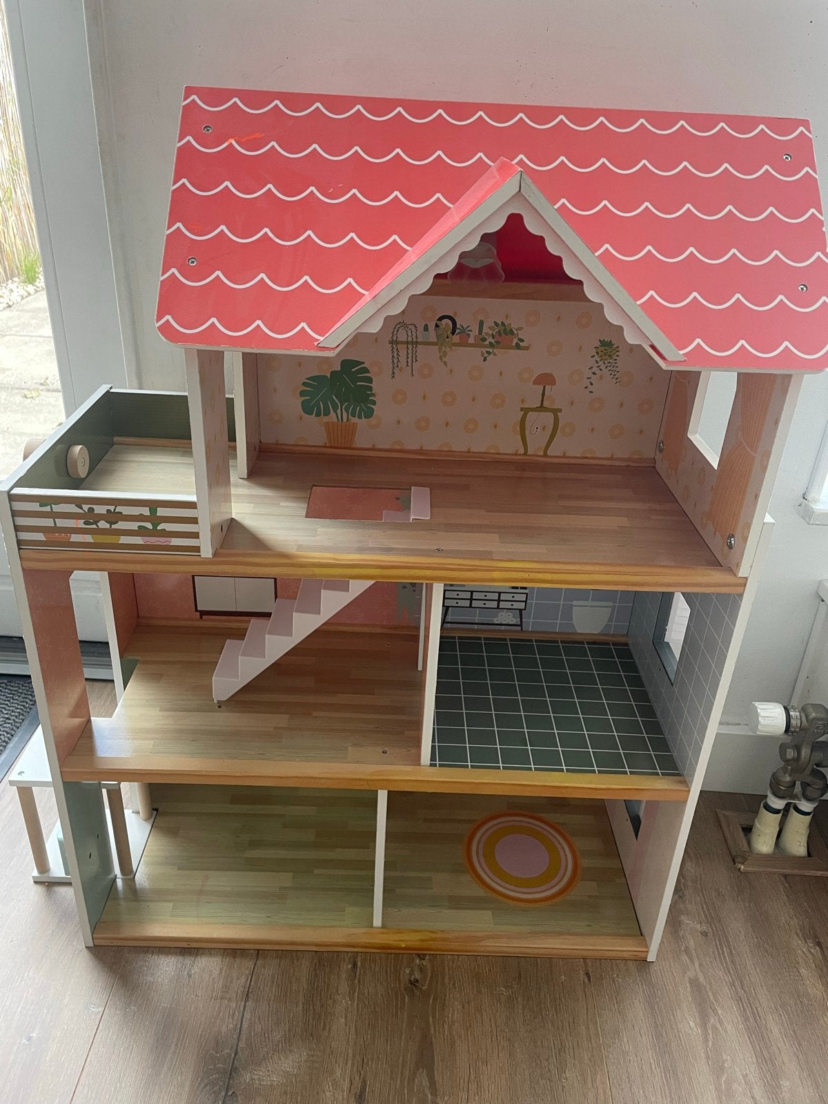 Groot houten poppenhuis met 3 verdiepingen en balkon, Kinderen en Baby's, Ophalen, Zo goed als nieuw, Poppenhuis