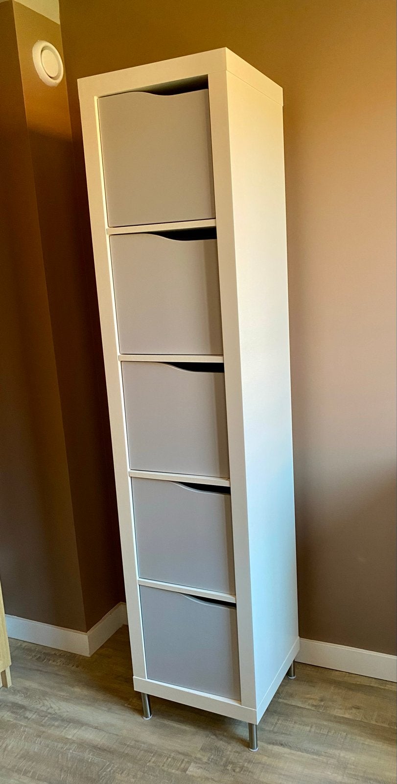 Witte Ikea Kallax kasten met grijze deurtjes/lades en manden, Ophalen, Gebruikt