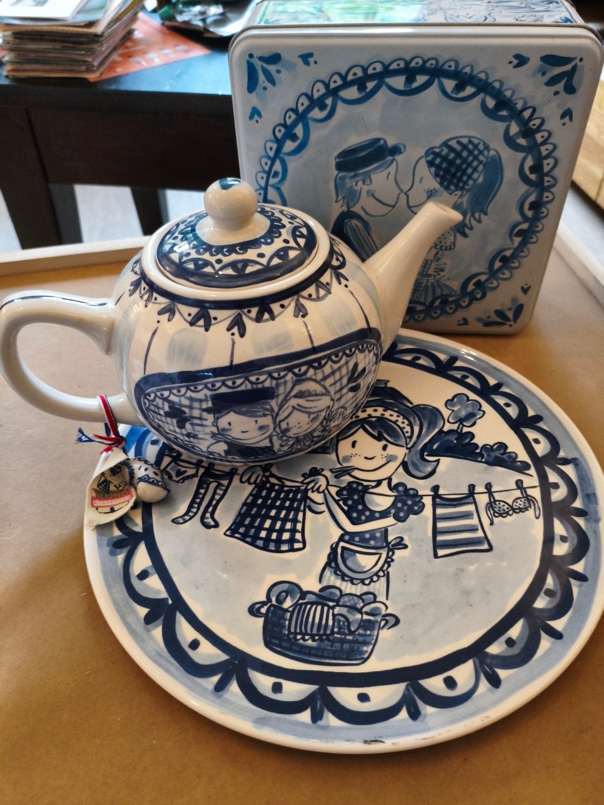 Delftsblauwe theepot, taartschaal en gratis blik - Blond, Huis en Inrichting, Ophalen of Verzenden, Zo goed als nieuw, Delftsblauw