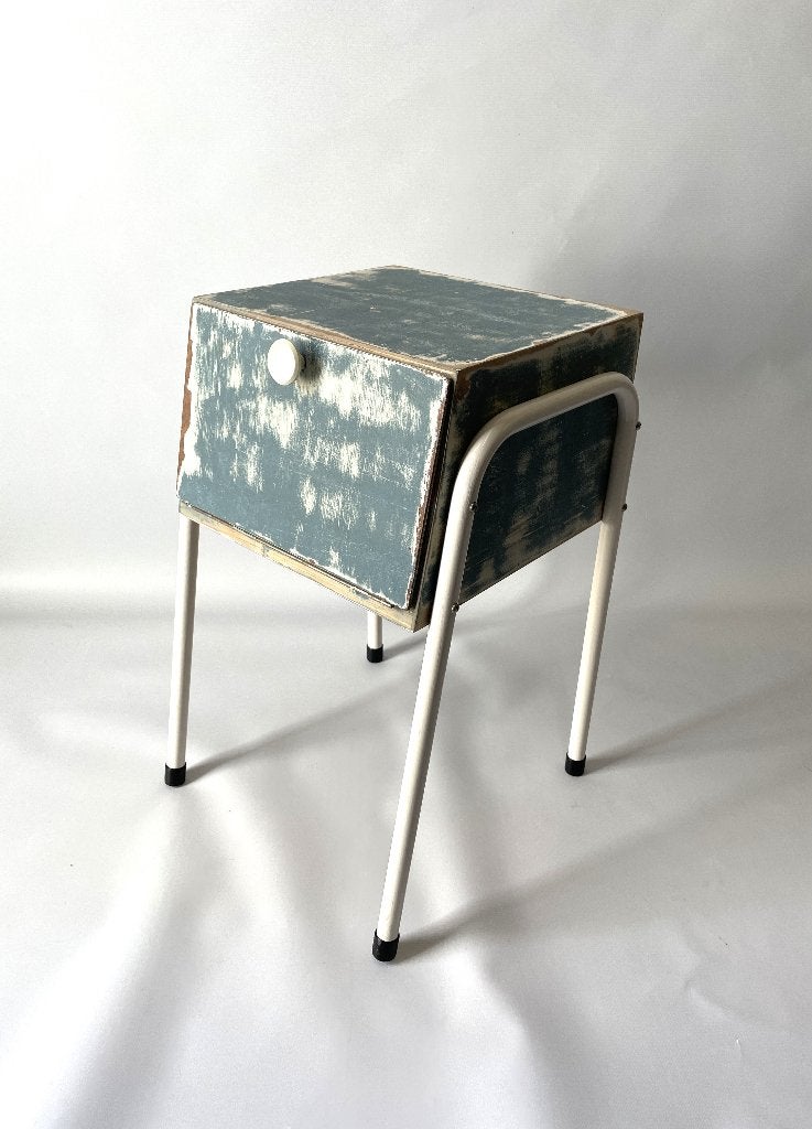 nachtkastje met gebogen pootjes jaren ’50 vintage, Gebruikt, Minder dan 45 cm, Ophalen of Verzenden, Minder dan 55 cm
