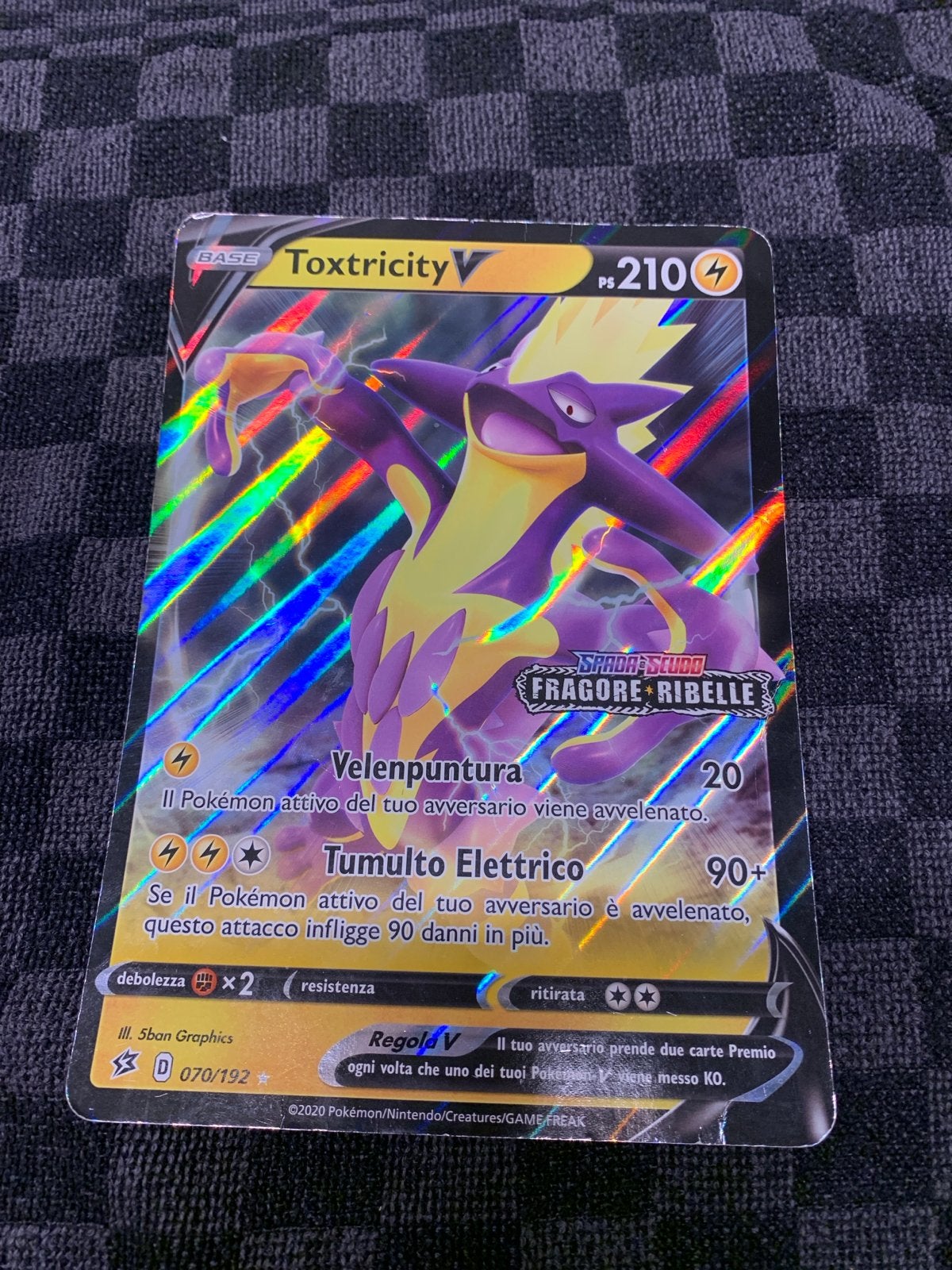 Toxtricity V Pokémon Kaart - Fragore Ribelle (Italiaans), Ophalen of Verzenden, Gebruikt, Losse kaart, Foil
