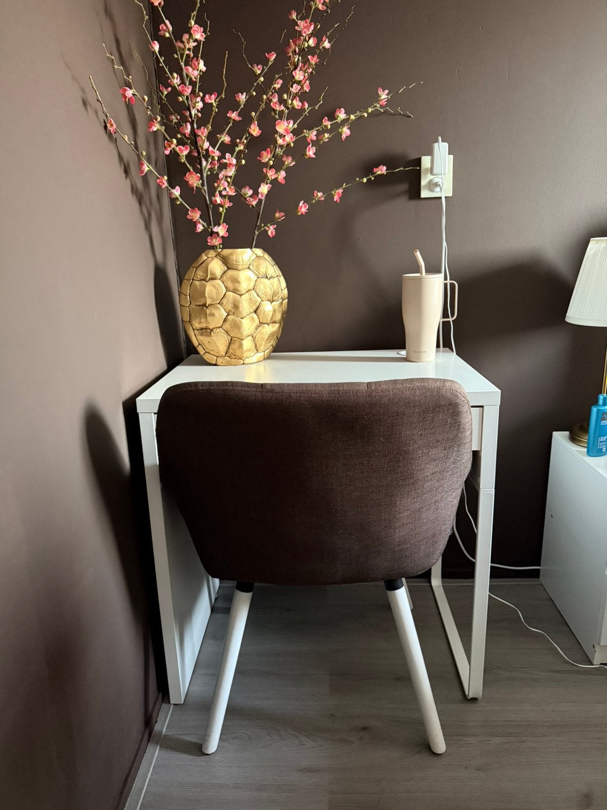 Wit bureau + bruine stoel te koop, Huis en Inrichting, Bureaus, Ophalen, Gebruikt, IKEA, Wit