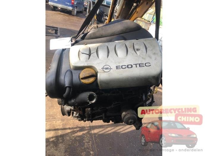 Motor van een Opel Astra, Ophalen, Gebruikt, -, -