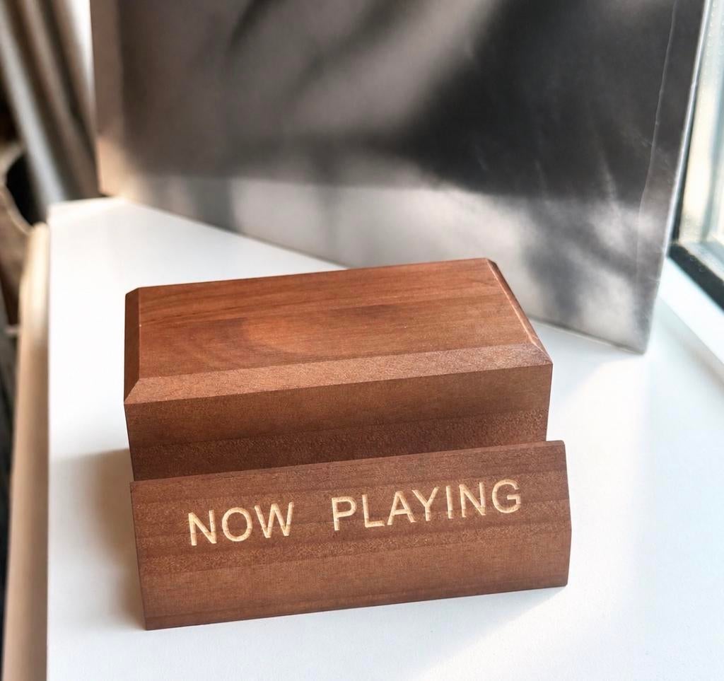 Houten 'Now Playing' standaard voor platen/boeken, Ophalen of Verzenden, Nieuw