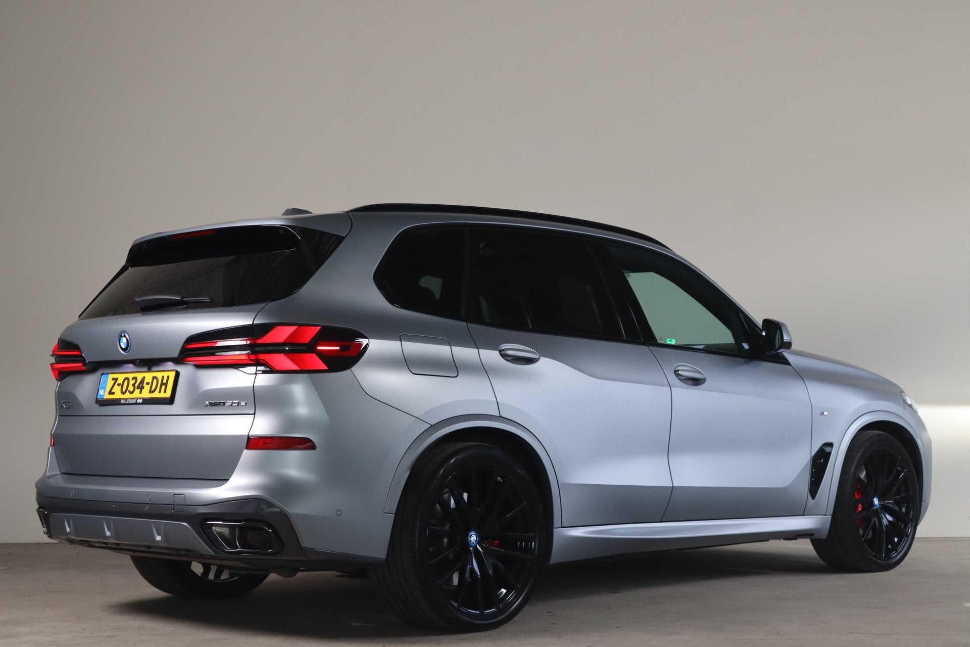 BMW X5 xDrive50e NL- Auto! Bow&Wil I M-Sport Stoel + Verkoel, Gebruikt, 2395 kg, 489 pk, Vierwielaandrijving