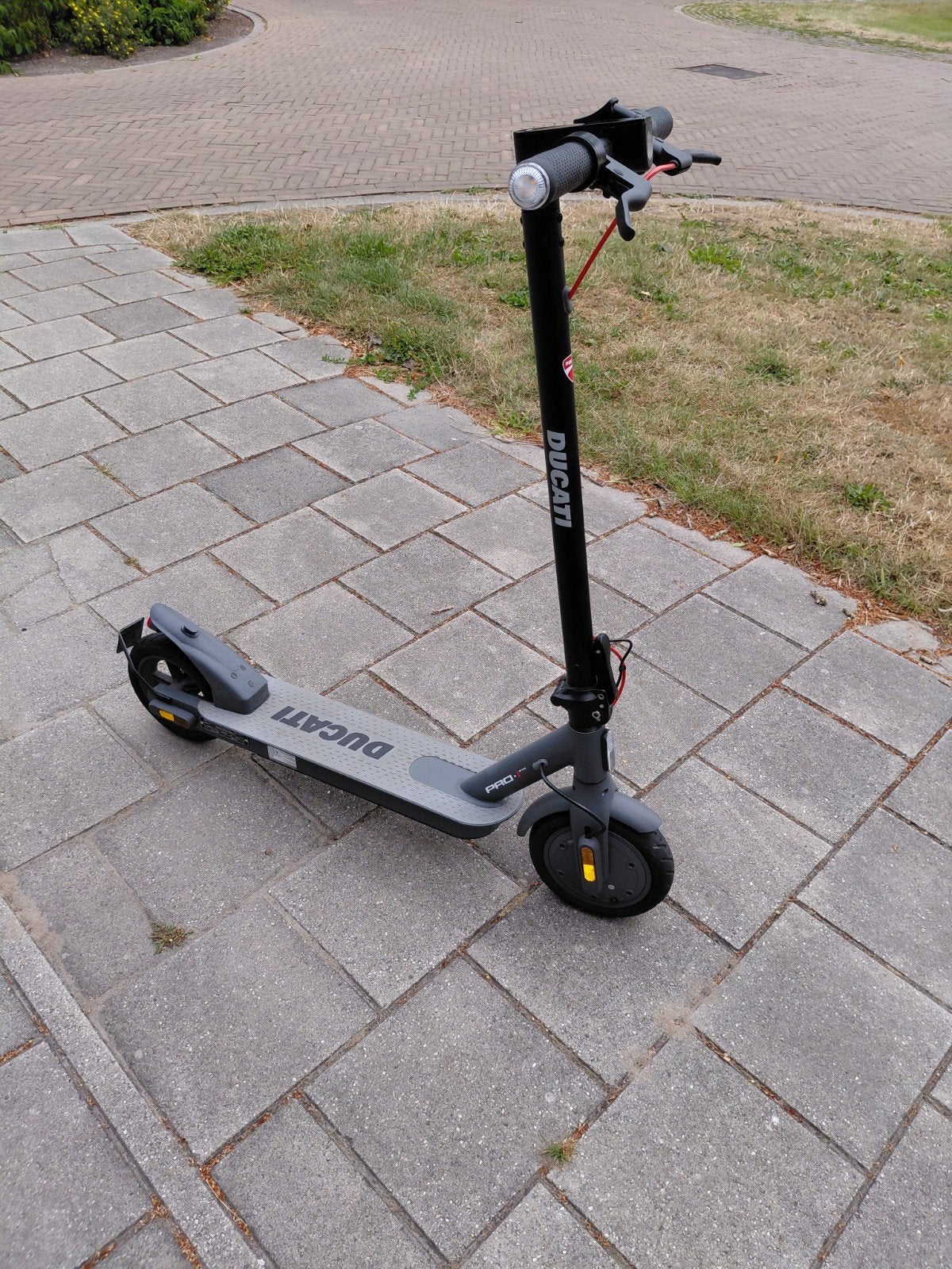 Ducati PRO-I EVO elektrische step met oplader, Fietsen en Brommers, Steps, Ophalen of Verzenden, Zo goed als nieuw, Elektrische step (E-scooter)