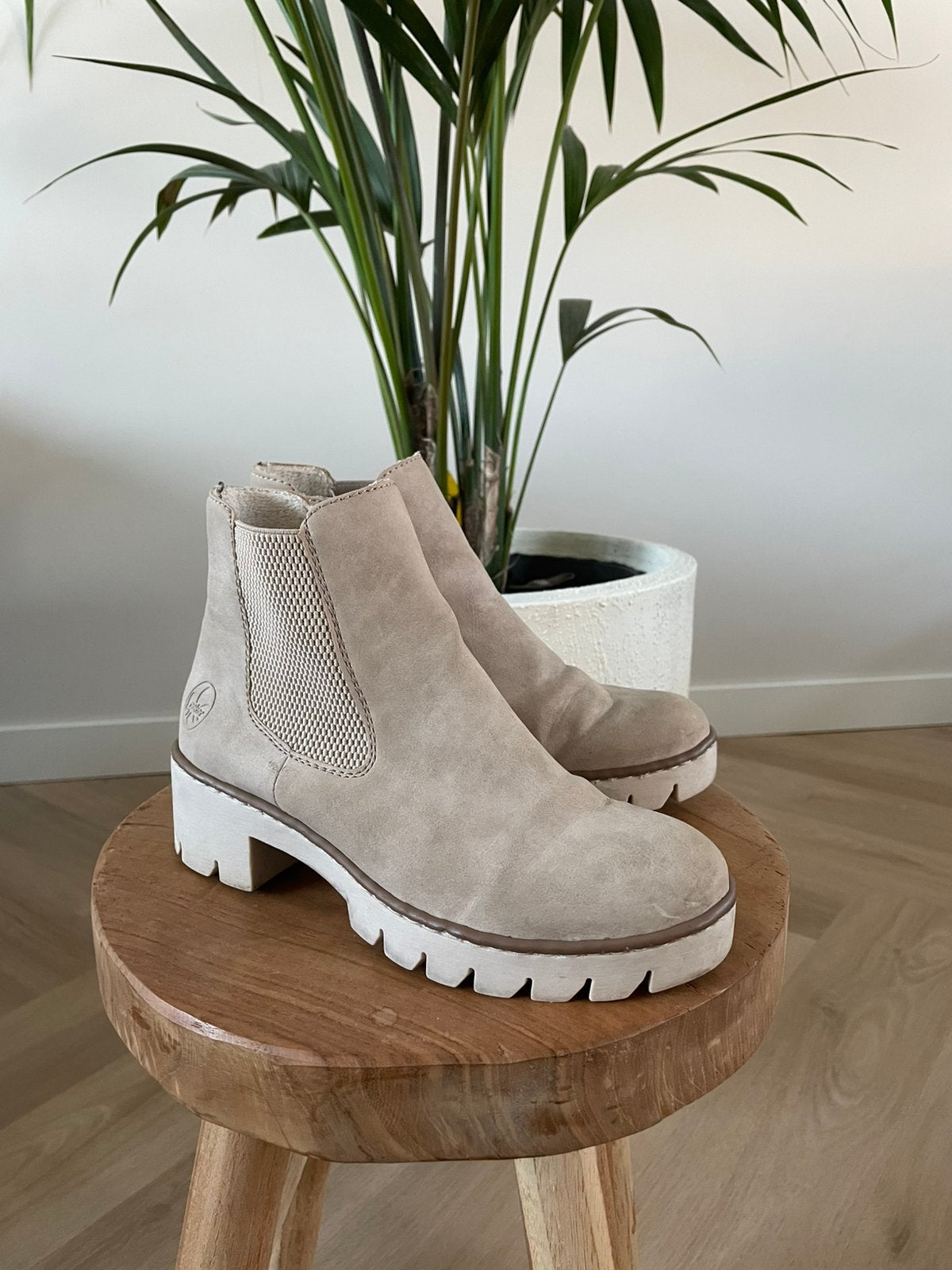 Mooi enkellaarsje met plateauzool!, Kleding | Dames, Verzenden, Zo goed als nieuw, Beige