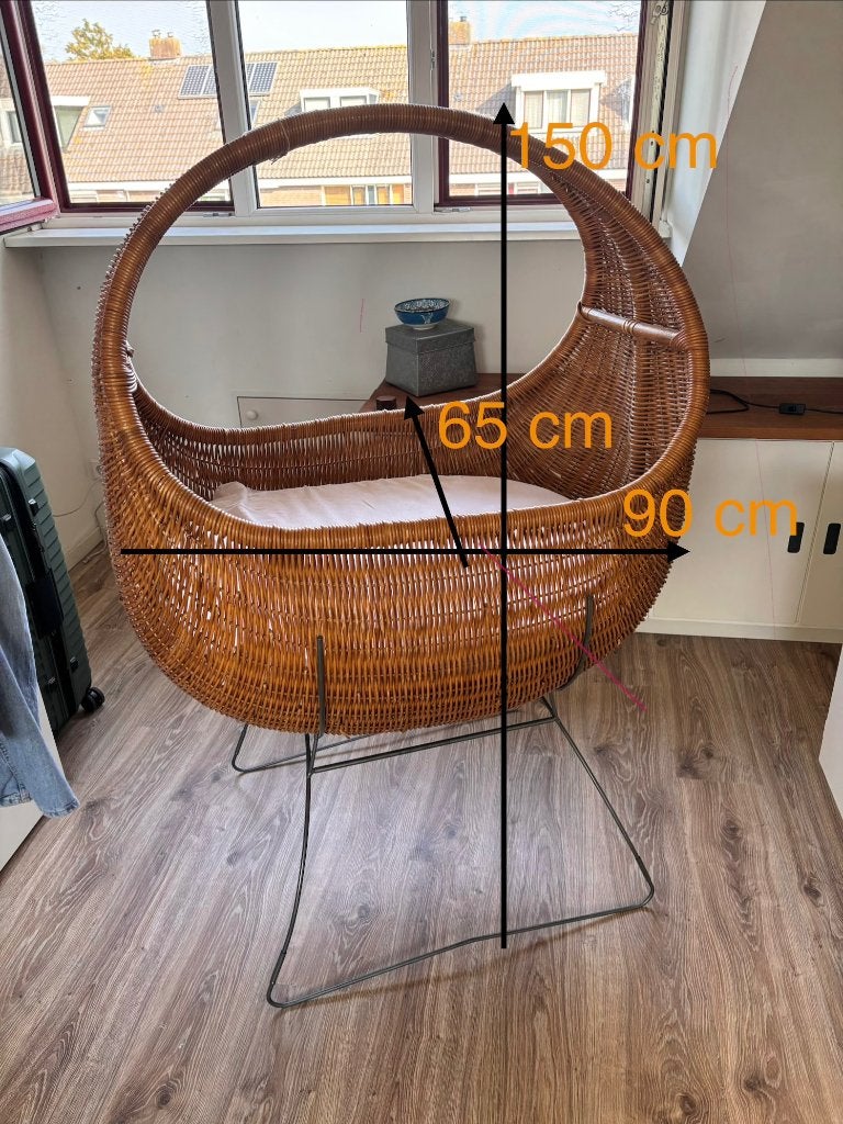 Vintage rotan eiwieg met metalen standaard | boho babywieg, Kinderen en Baby's, Ophalen, Gebruikt, Wieg