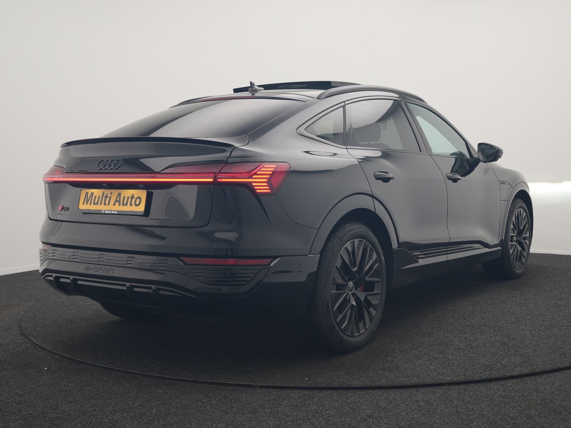 Audi Q8 Sportback e-tron 55 Quattro 2x S Line 114 kWh 408pk, Auto's, Automaat, Zwart, Automatische klimaatregeling, 600 km
