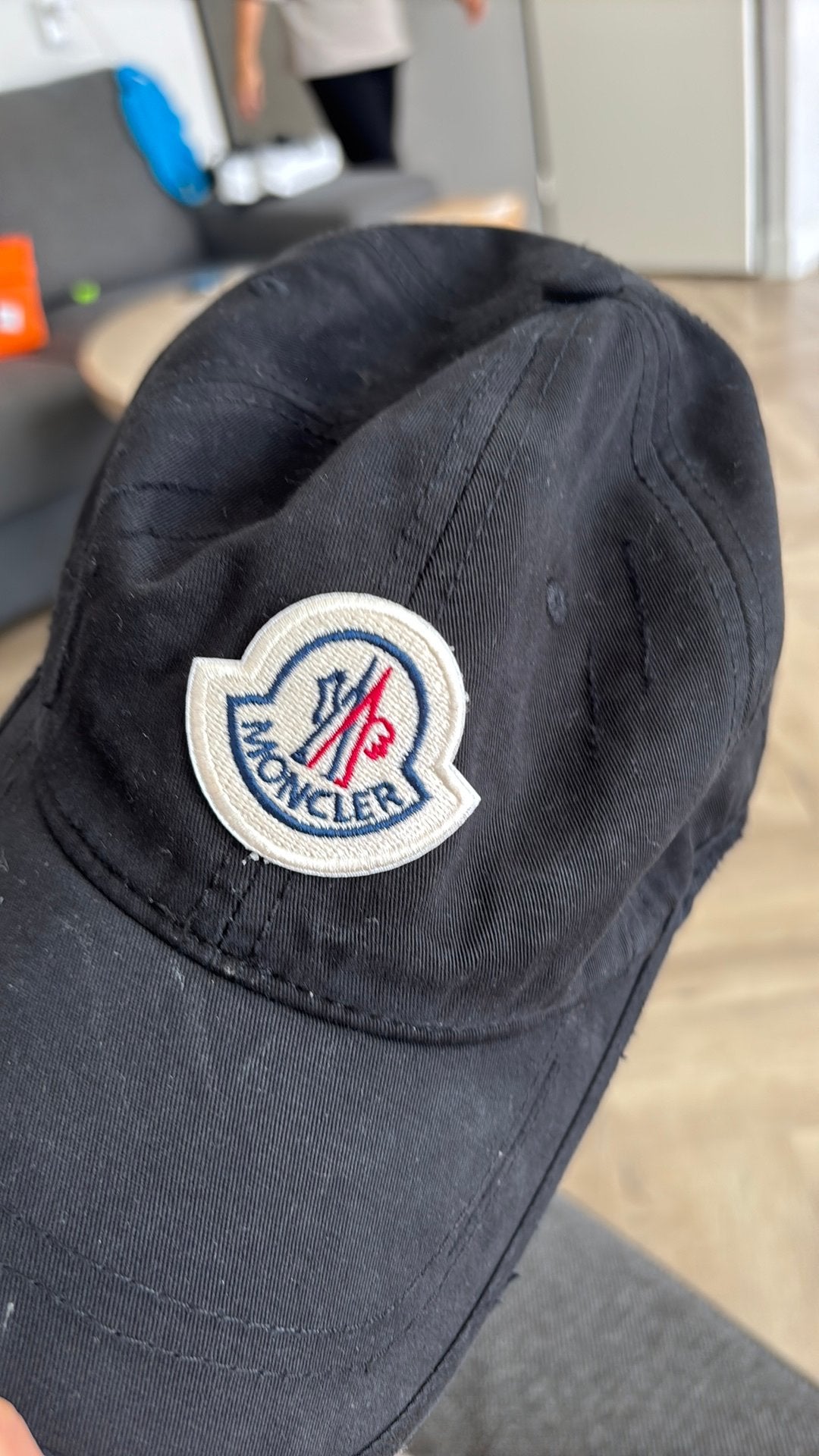 Moncler pet, Ophalen of Verzenden, Zo goed als nieuw