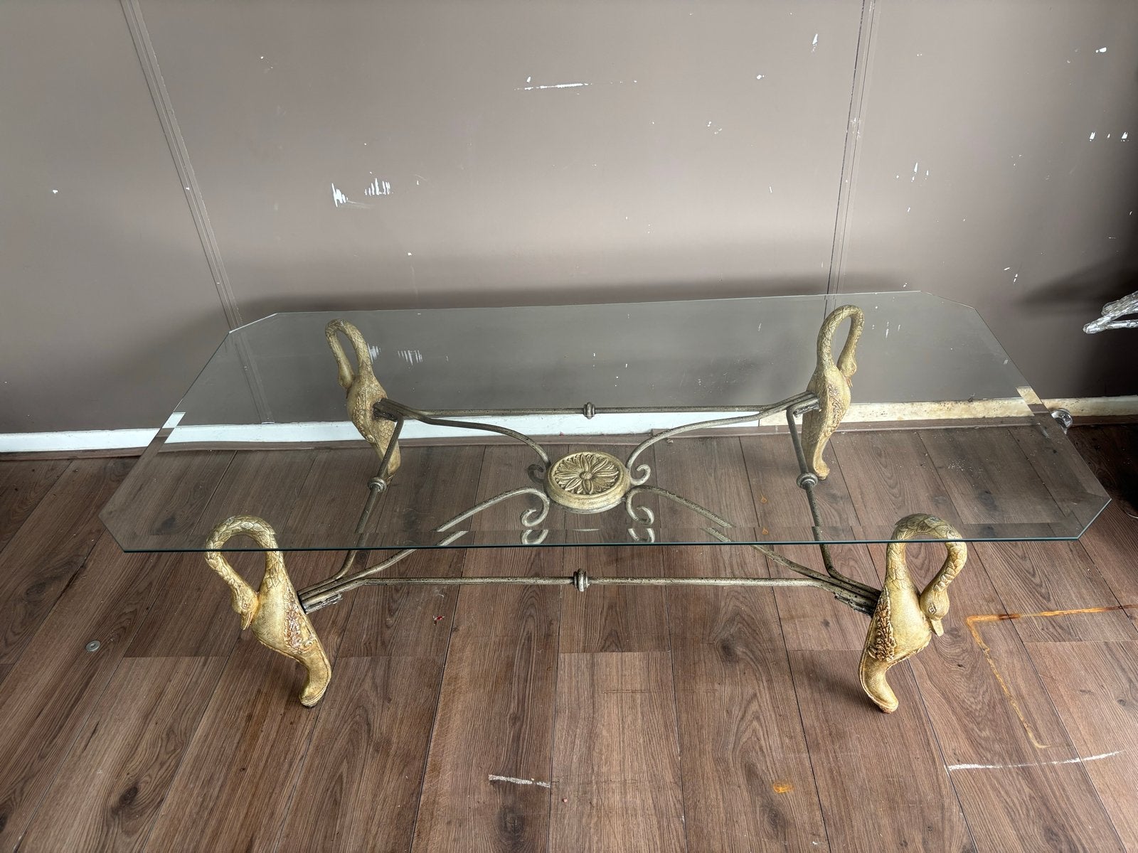 Glazen salontafel met sierlijke metalen poten, Ophalen, Gebruikt, 100 tot 150 cm, 50 tot 100 cm