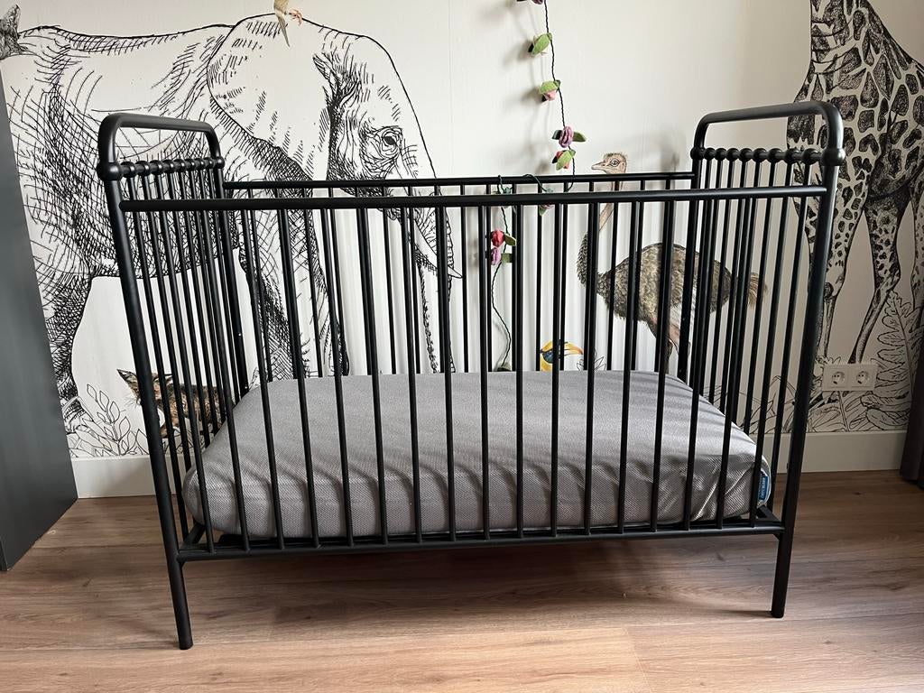 Kidsmill Ledikant Zwart Staal met Aerosleep Matras, Kinderen en Baby's, Babywiegjes en Ledikanten, Ophalen, Gebruikt, Ledikant