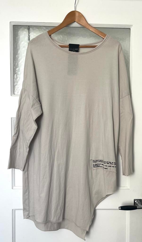 Studio B3: zandkleurig asymmetrisch shirt tuniek 40/42 M L, Ophalen of Verzenden, Zo goed als nieuw, Maat 42/44 (L), Beige