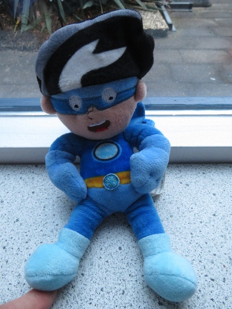 Stoere blauwe pop van Hema met masker en cape, Hema, Overige typen, Blauw, Ophalen of Verzenden