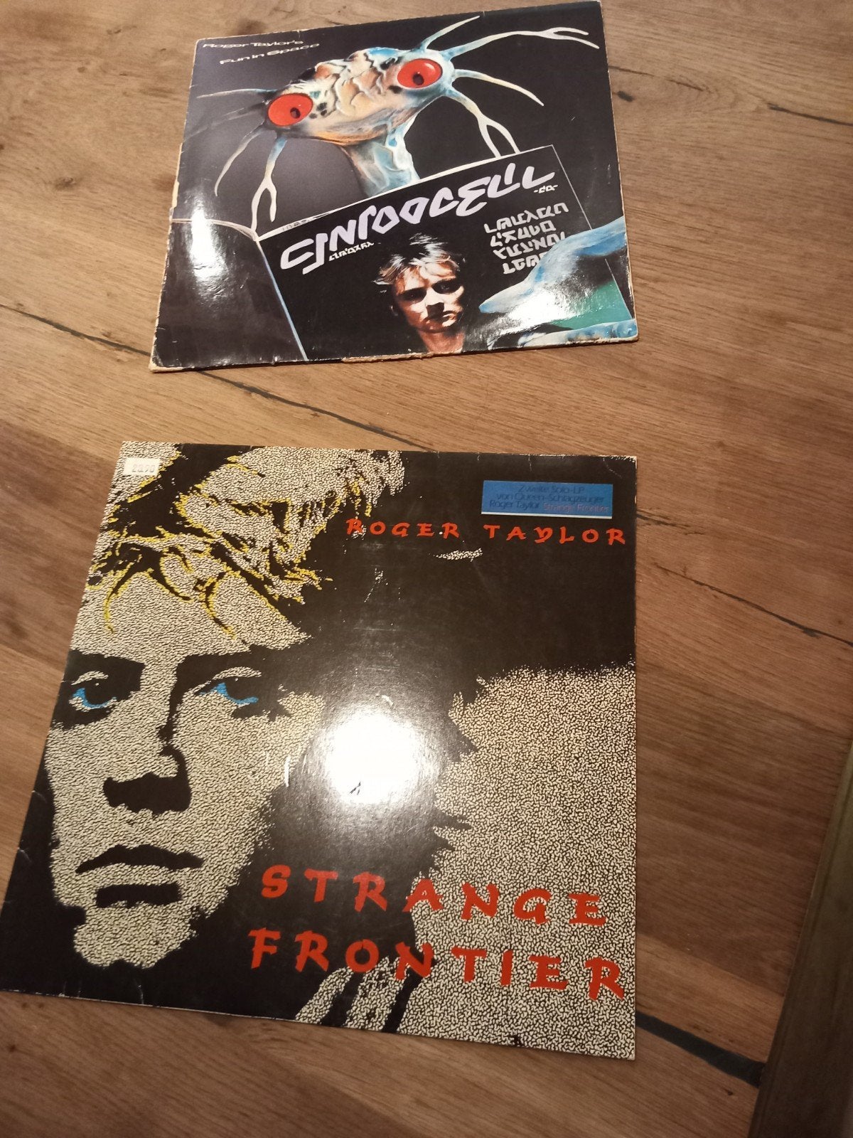 2X ROGER TAYLOR (DRUMMER VAN QUEEN) VG++, Ophalen of Verzenden