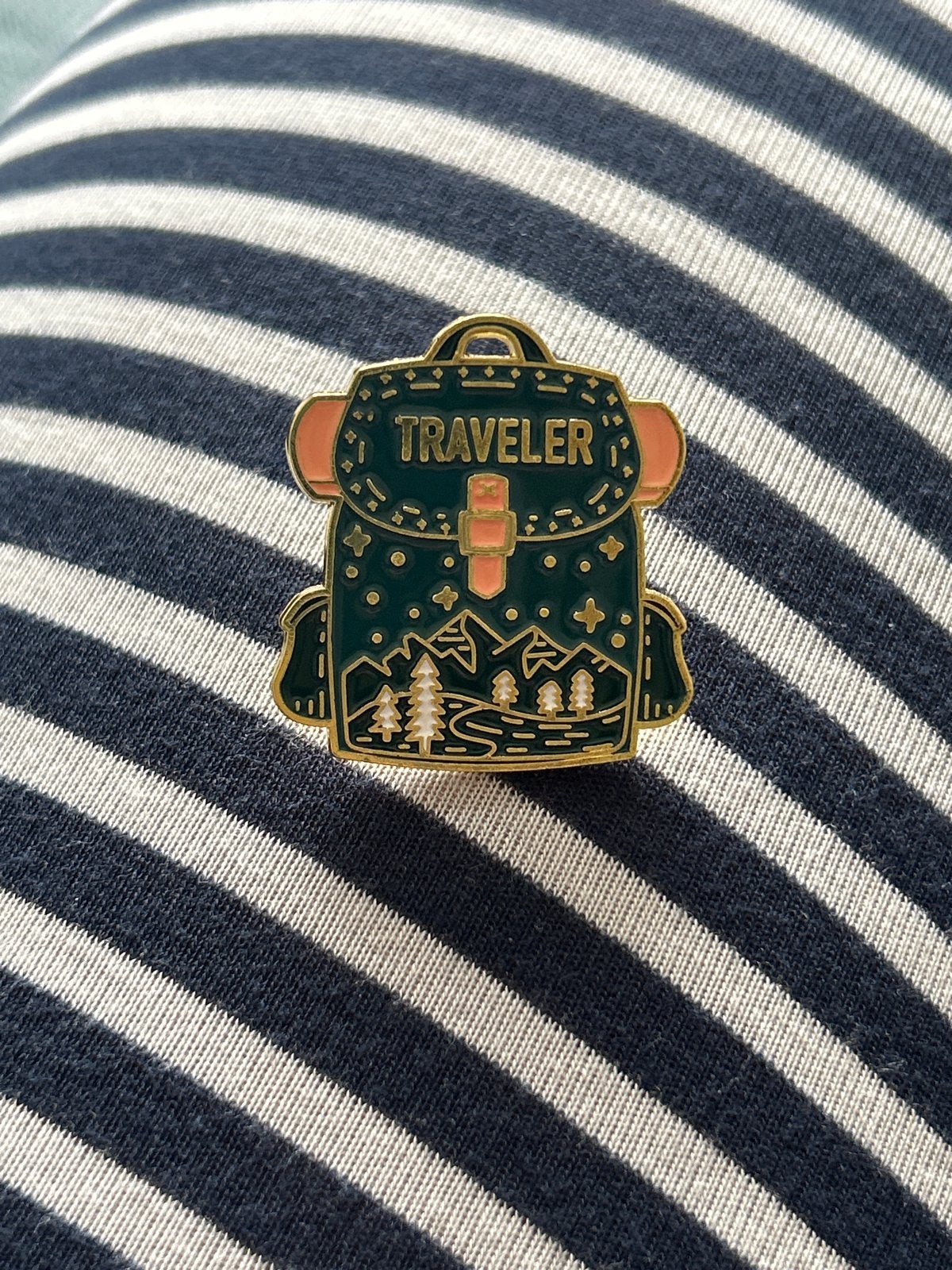 Nieuwe 'Traveler' rugzak pin - Perfect voor avonturiers!, Ophalen of Verzenden, Nieuw, Overige onderwerpen, Speldje of Pin