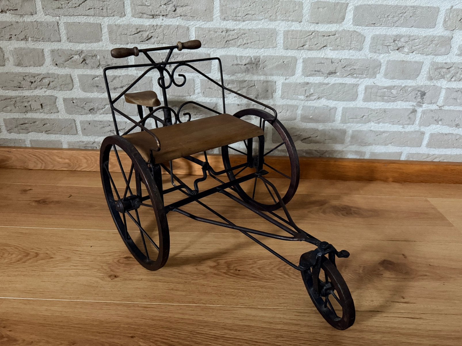*Vierwieler fiets met houten zitting antiek*, Ophalen