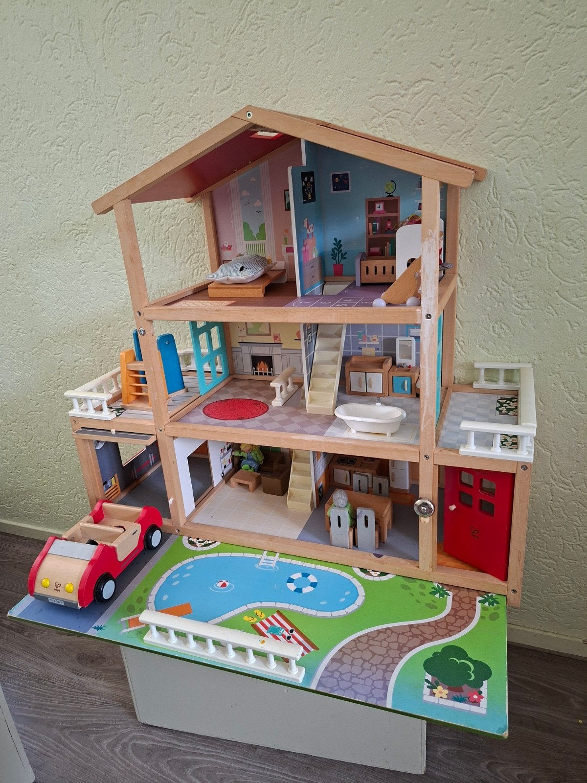 Groot houten poppenhuis met meubels en auto, Ophalen, Gebruikt, Poppenhuis