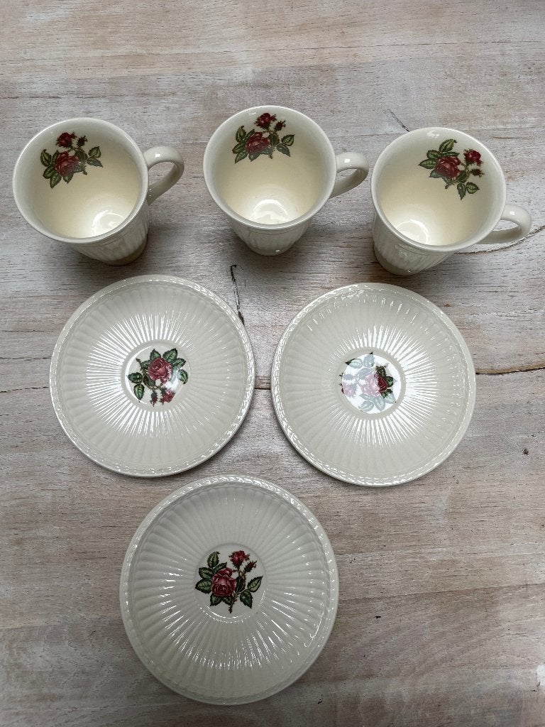 3 Wedgwood Moss Rose kop en schoteltjes, Ophalen of Verzenden, Zo goed als nieuw, Porselein, Kop en/of schotel