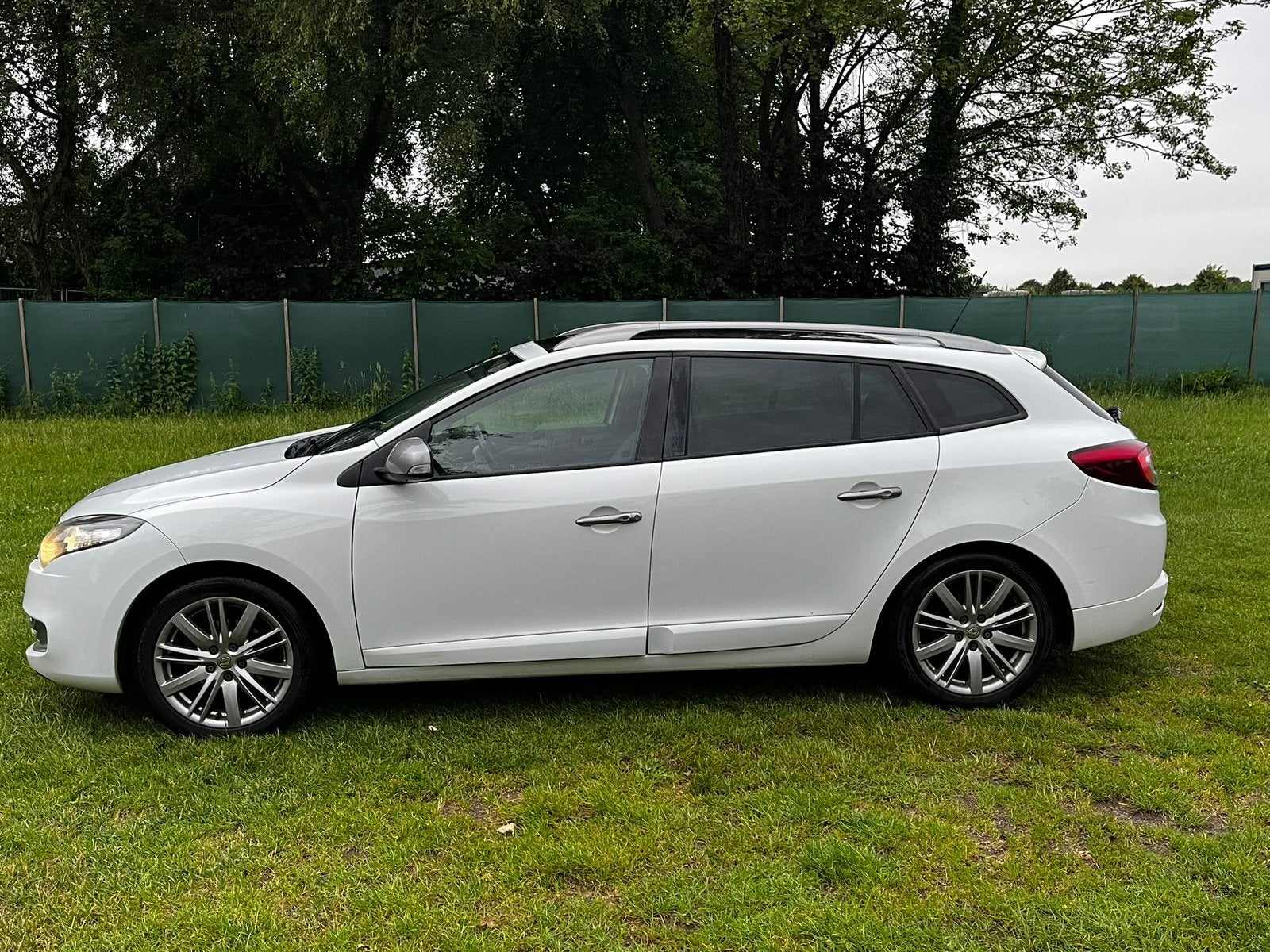 Renault Mégane 1.5 DCI 81KW Estate 2013 Wit, Auto's, Renault, Voorwielaandrijving, Stof, Zwart, 4 cilinders