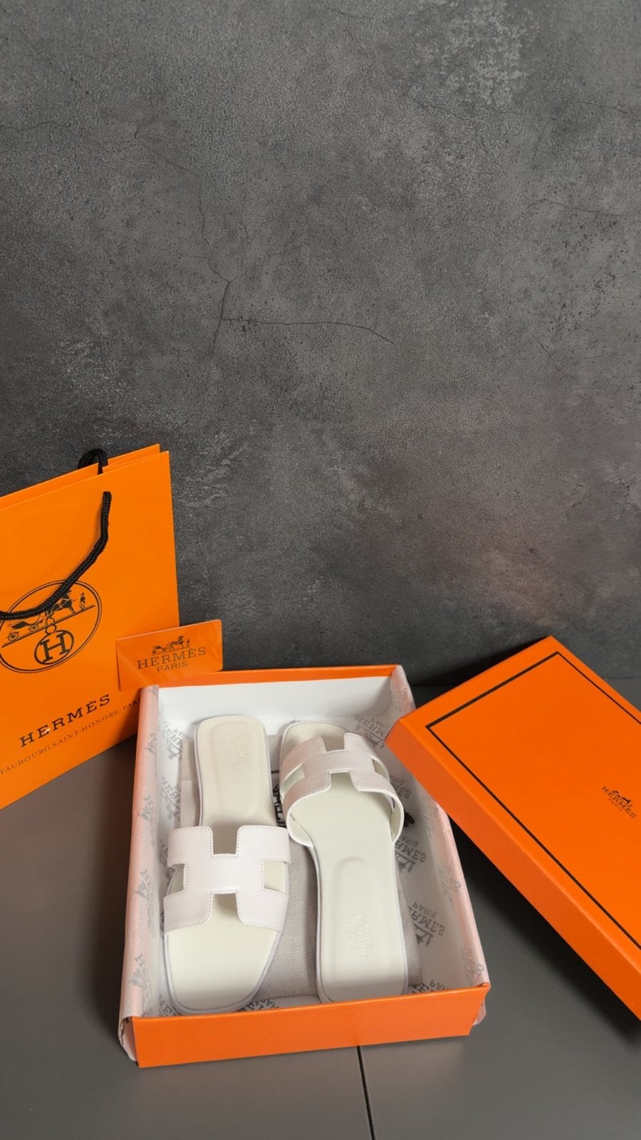 Herm*s slippers wit, Kleding | Dames, Schoenen, Ophalen of Verzenden, Nieuw, Wit, Slippers