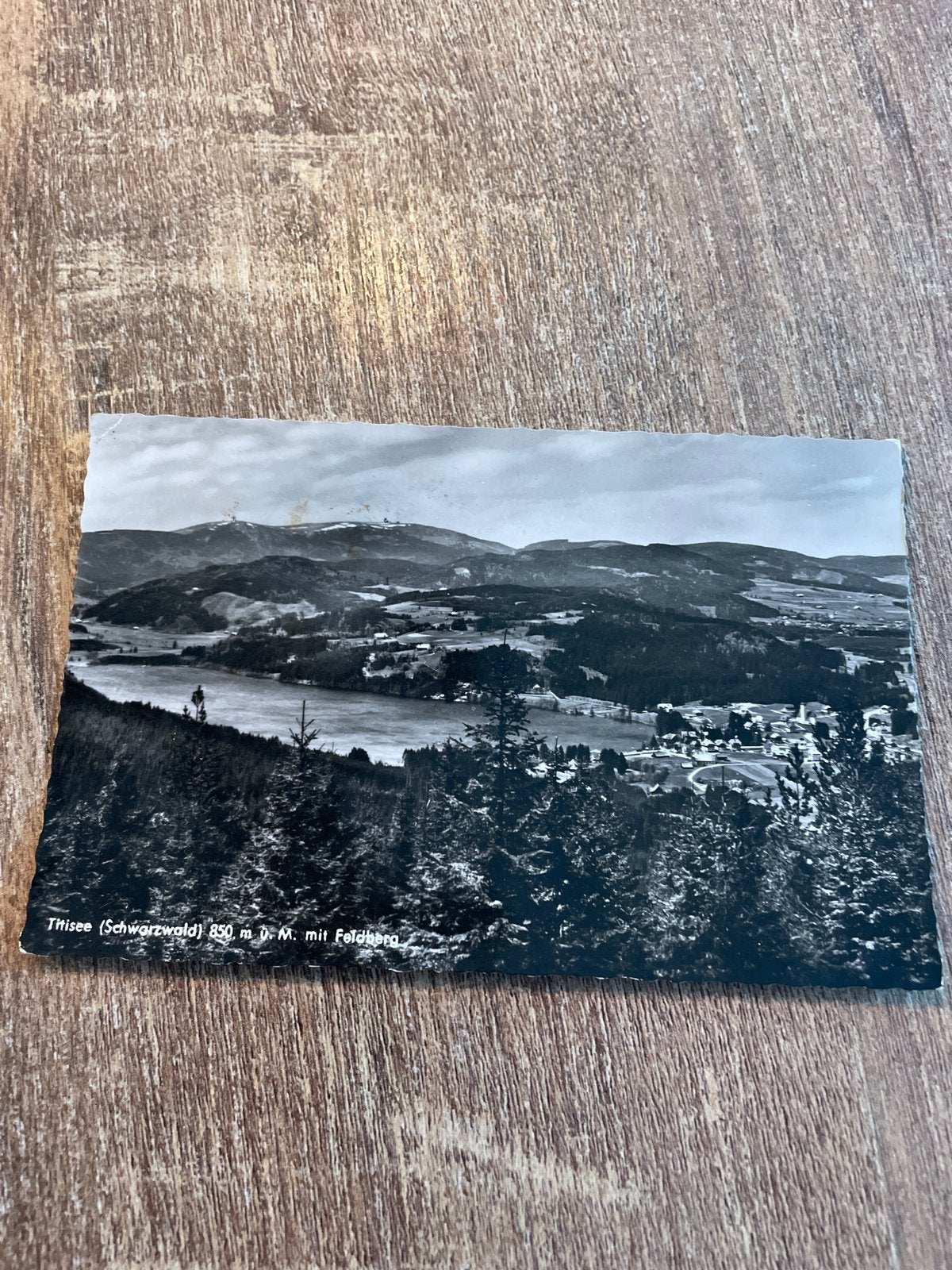 Zwart-wit ansichtkaart Titisee (Schwarzwald) met Feldberg, Ophalen of Verzenden, 1940 tot 1960, Gelopen, Duitsland