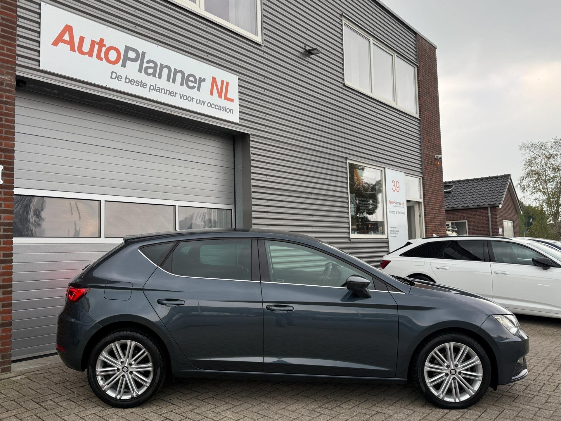 Seat Leon 1.6 TDI Xcellence Business Intense! Keyless! Navi!, Gebruikt, 4 cilinders, Origineel Nederlands, Diesel