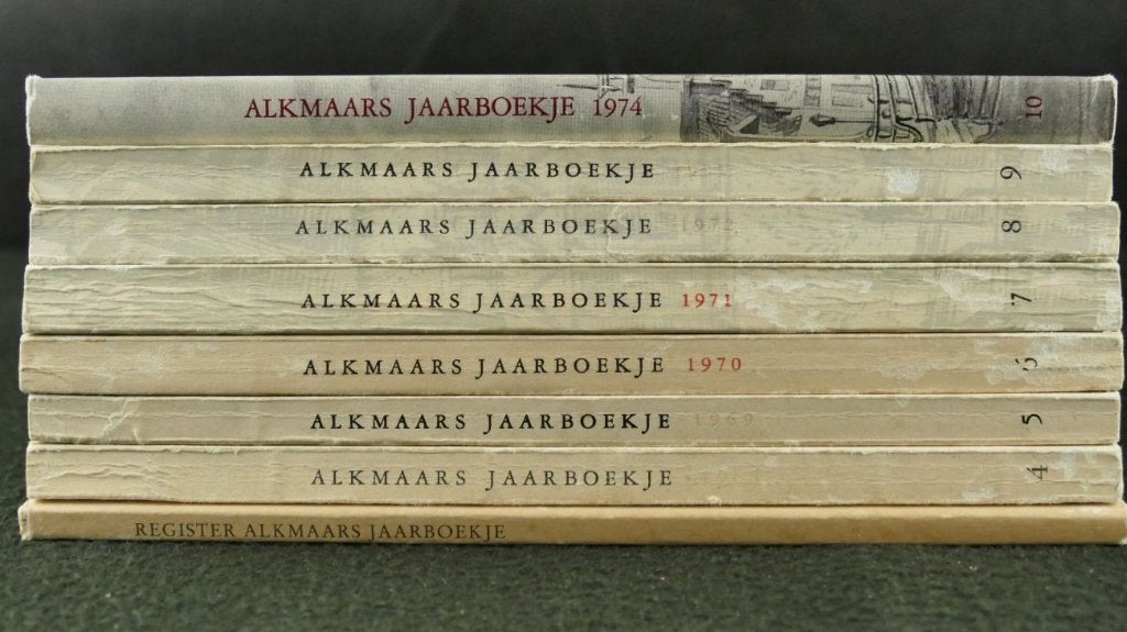 7x Alkmaars jaarboekje + register (1968-1974), Ophalen of Verzenden, Gelezen