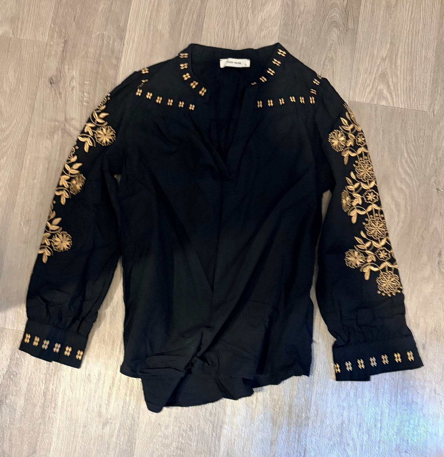 Zwarte blouse met gouden opdruk, Kleding | Dames, Blouses en Tunieken, Ophalen of Verzenden, Zo goed als nieuw, Maat 36 (S), Zwart