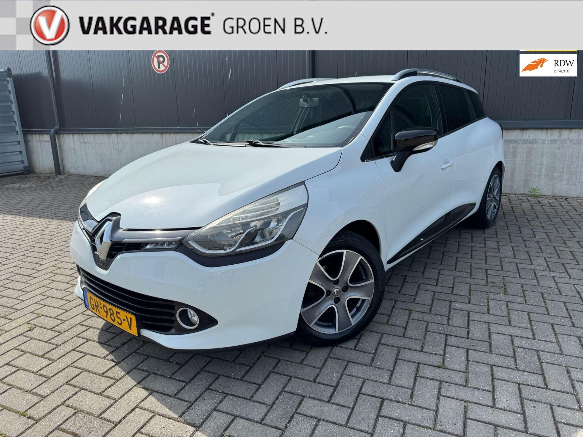 Renault Clio Estate 0.9 TCe Night&Day (90pk) Navi / Cruise /, Voorwielaandrijving, Stof, Zwart, Wit