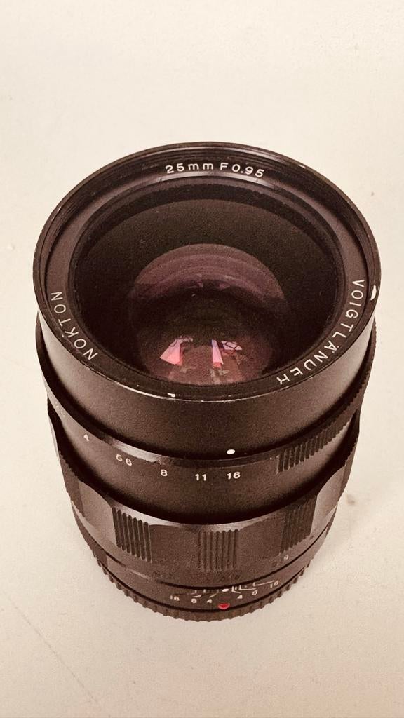 Voigtländer Nokton 25mm F0.95 lens, Ophalen of Verzenden, Gebruikt, Standaardlens