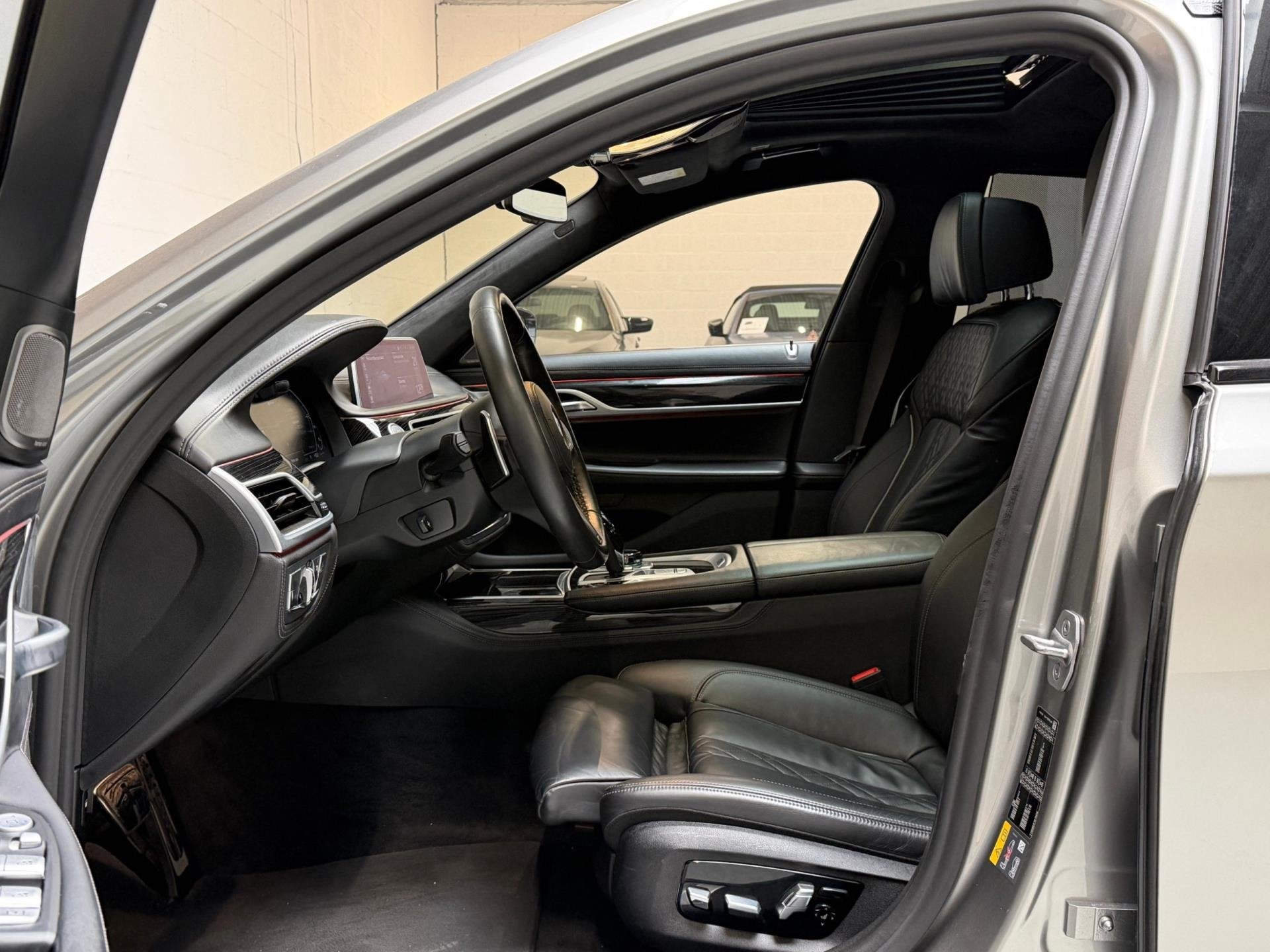 BMW 7-serie 745e High Executive - NL AUTO - M PAKKET - SCHUI, Auto's, Automaat, Dealer onderhouden, Achterwielaandrijving, Gebruikt
