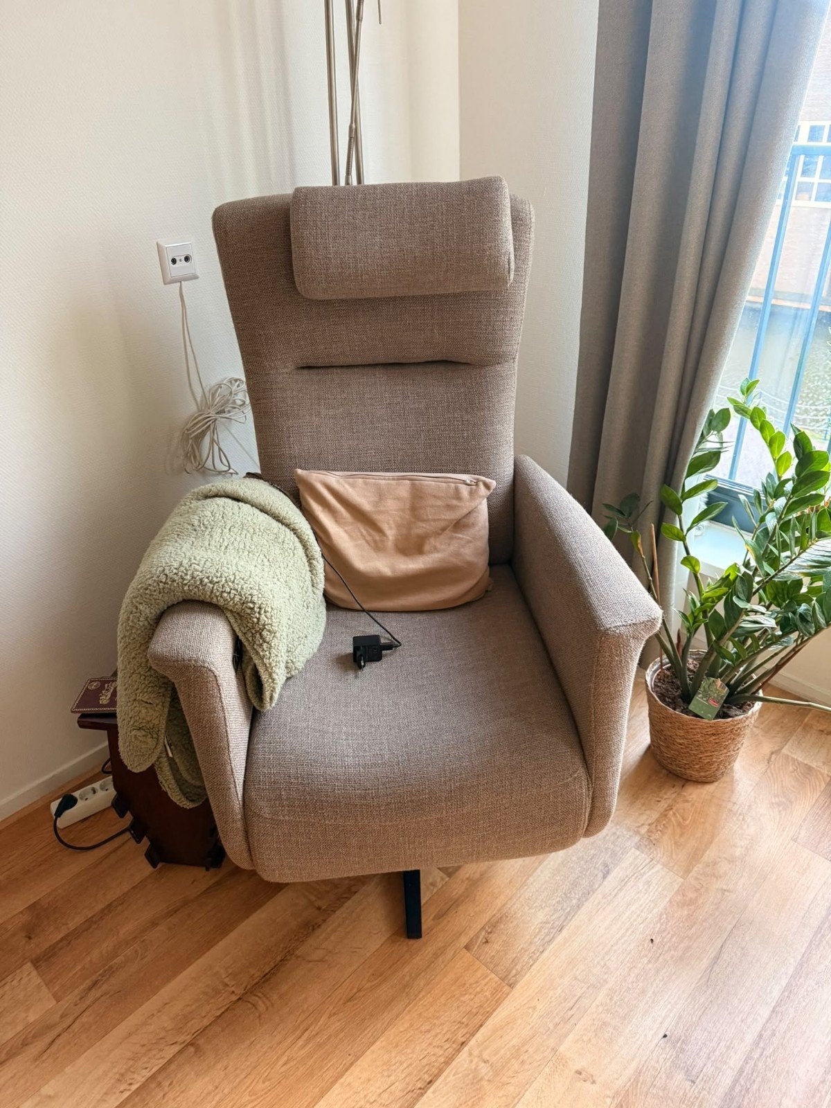 Comfortabele electrische sta-op stoel - Zo goed als nieuw, Ophalen, Modern, Comfortabel, 75 tot 100 cm, Zo goed als nieuw