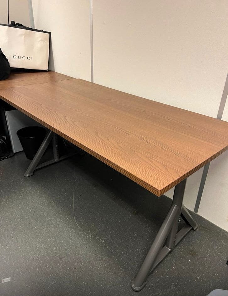 Twee IKEA IDÅSEN bureaus 160 x 80 - bruin/donkergrijs, Huis en Inrichting, Bureaus, Ophalen, Zit-sta bureau, Gebruikt, Hout