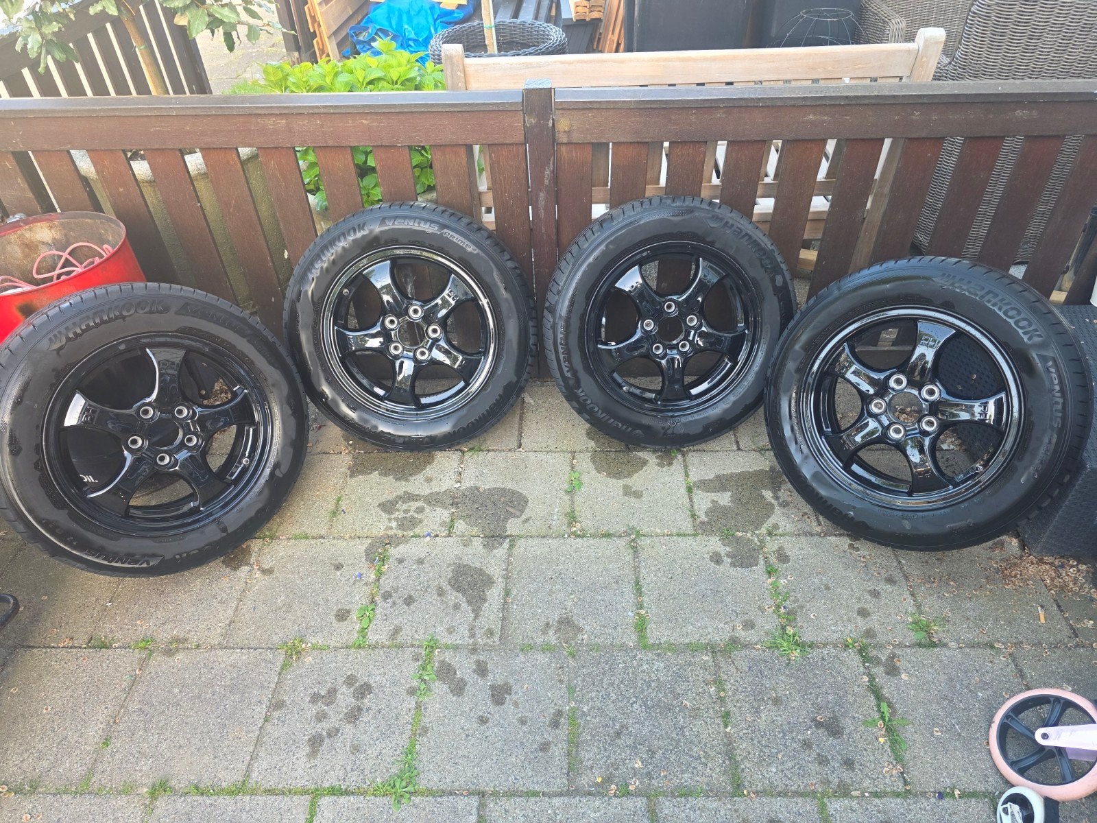 Zwarte Kia velgen met (ZOMERBANDEN) en wieldoppen 205/60/R16, Ophalen, Gebruikt, 16 inch, Banden en Velgen