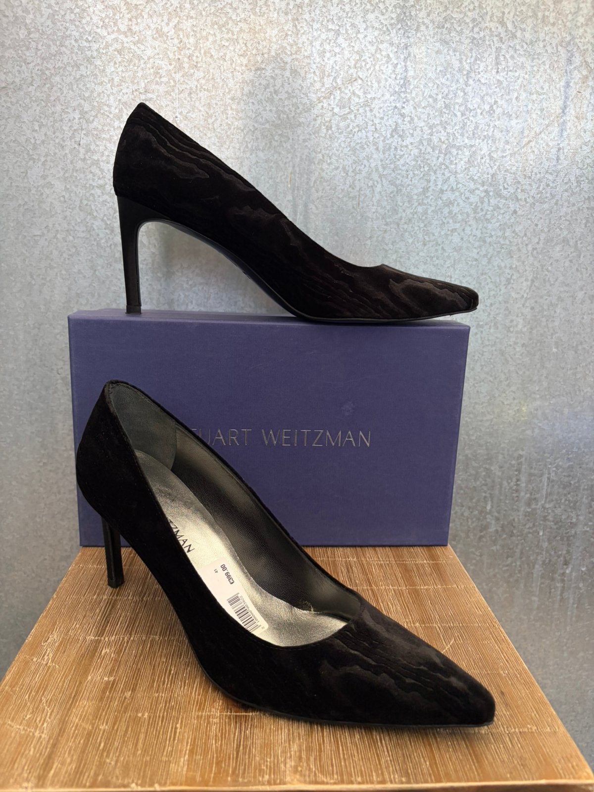 Stuart weitzman €399 pumps zwart velours velvet 41 zwart, Kleding | Dames, Schoenen, Ophalen of Verzenden, Zo goed als nieuw, Zwart