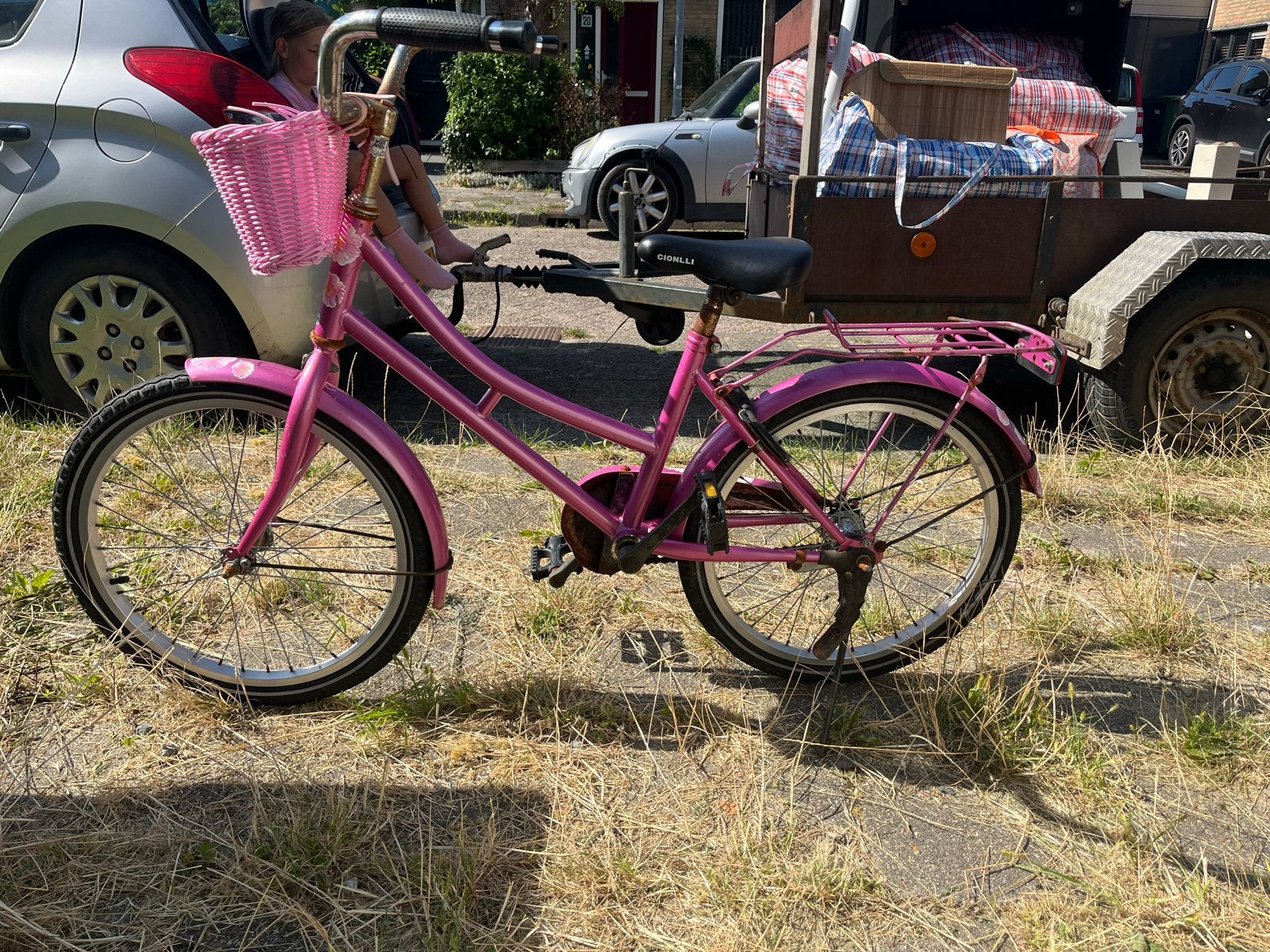 Roze kinderfiets met mandje en bagagedrager, Terugtraprem, Gebruikt, Ophalen of Verzenden, Handrem