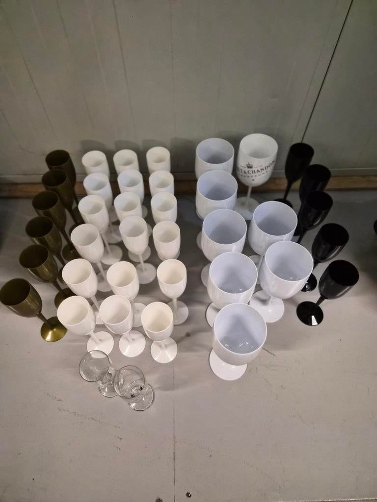 Partij plastic champagneglazen - goud, wit, zwart, Ophalen of Verzenden, Gebruikt, Feestartikel, Overige